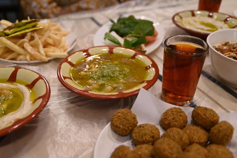 أفضل 10 مطاعم محلية في عمّان لعشاق الطعام الأصيل 1 Hummus Falafel